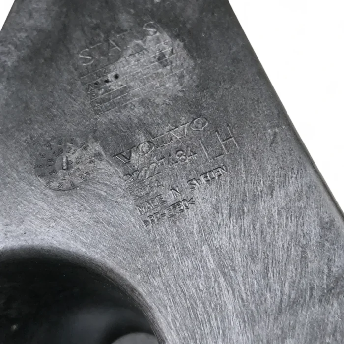 Suporte Esquerdo Parachoque Traseiro Volvo C40 2021 2025 – NOX Autopeças